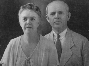 Leslie & Carrie Wolfe arrive in Manila
